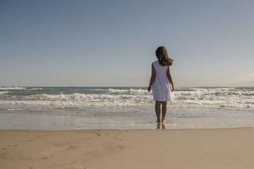 Soledad en la playa antes de desaparecer en 'Perdida'