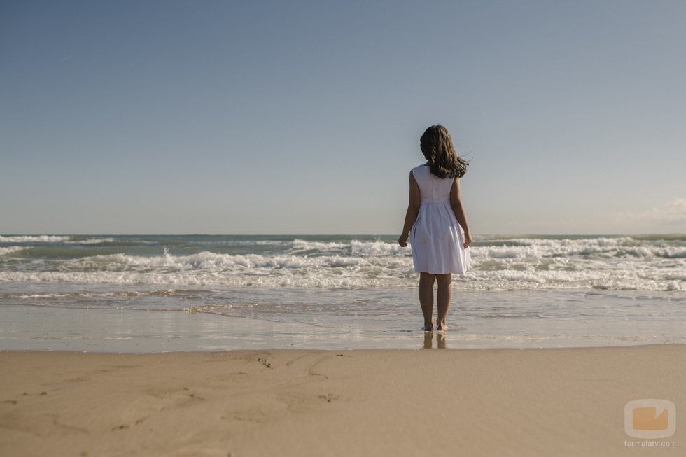 Soledad en la playa antes de desaparecer en 'Perdida'