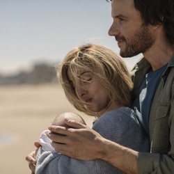 Antonio (Daniel Grao) e Inma (Carolina Lapausa) con su hija en la playa en 'Perdida'