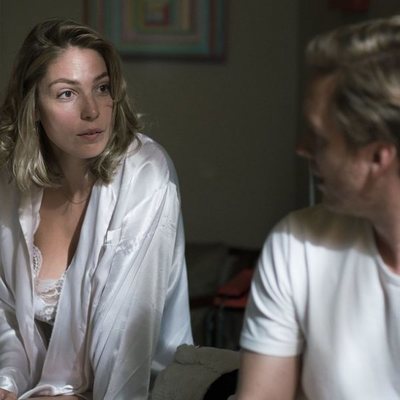 Deborah (Paloma Bloyd) y Toni (Pablo Rivero) en el capítulo 20x14 de 'Cuéntame'