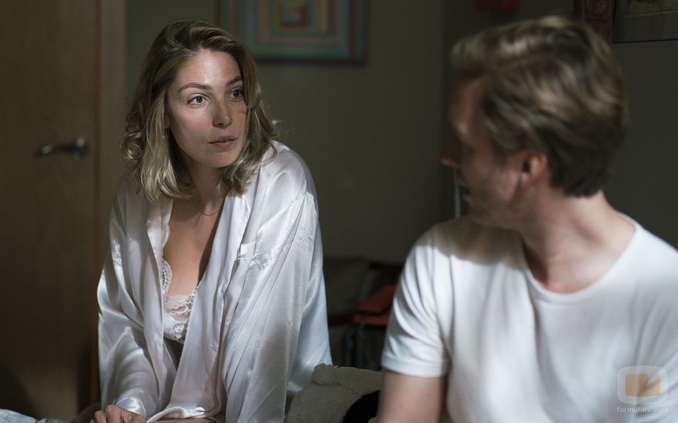 Deborah (Paloma Bloyd) y Toni (Pablo Rivero) en el capítulo 20x14 de 'Cuéntame'