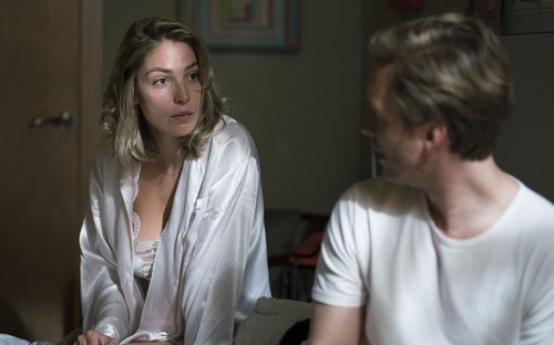 Deborah (Paloma Bloyd) y Toni (Pablo Rivero) en el capítulo 20x14 de 'Cuéntame'