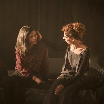 Inés (Irene Visedo) y Belén (Beatriz Argüello) en el capítulo 20x14 de 'Cuéntame cómo pasó'