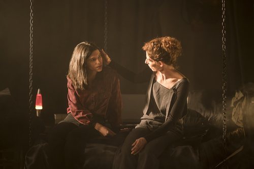 Inés (Irene Visedo) y Belén (Beatriz Argüello) en el capítulo 20x14 de 'Cuéntame cómo pasó'