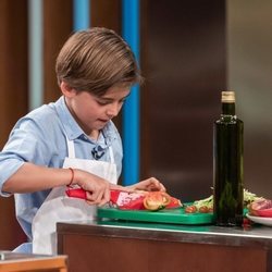 Juan prepara una ensalada en 'MasterChef Junior 7'