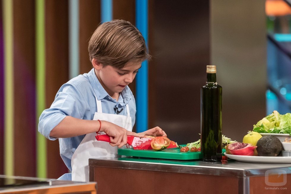 Juan prepara una ensalada en 'MasterChef Junior 7'