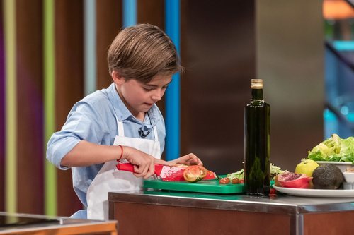 Juan prepara una ensalada en 'MasterChef Junior 7'