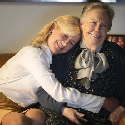 Mercedes (Ana Duato) y Herminia (María Galiana) se abrazan en 'Cuéntame cómo pasó'