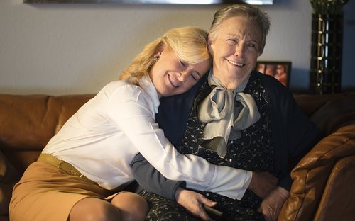 Mercedes (Ana Duato) y Herminia (María Galiana) se abrazan en 'Cuéntame cómo pasó'