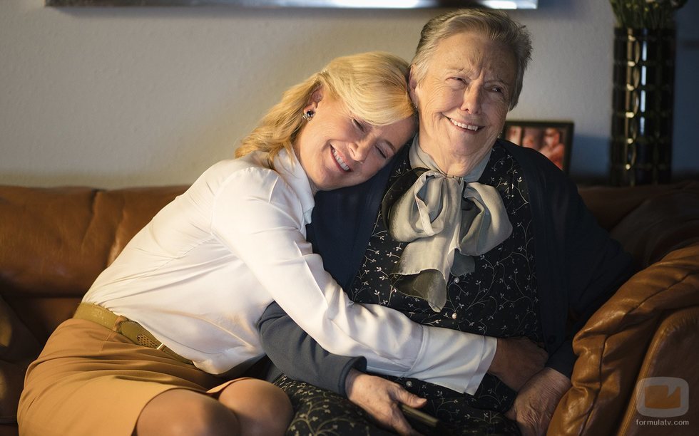 Mercedes (Ana Duato) y Herminia (María Galiana) se abrazan en 'Cuéntame cómo pasó'