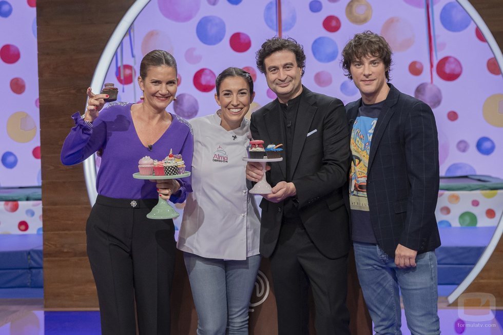 El jurado de 'MasterChef Junior 7' junto a Alma Obregón