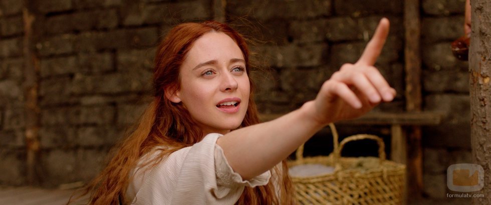 Elena Rivera señala al cielo en 'Inés del alma mía'