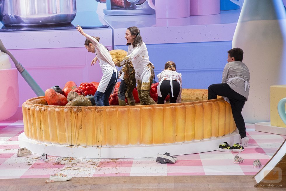 Los semifinalistas de 'MasterChef Junior 7' juegan en una piscina de chocolate