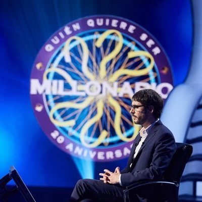 Juanra Bonet se sienta en su puesto en '¿Quién quiere ser millonario?'