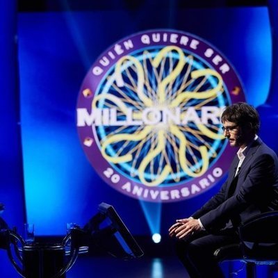 Juanra Bonet, en su puesto situado en el centro del plató de '¿Quién quiere ser millonario?'