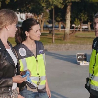 Marina Cambeiro, la Inspectora Alen y Adolfo Monterroso en 'Vivir sin permiso'