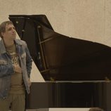 Eric, junto a un piano en 'Auténticos'