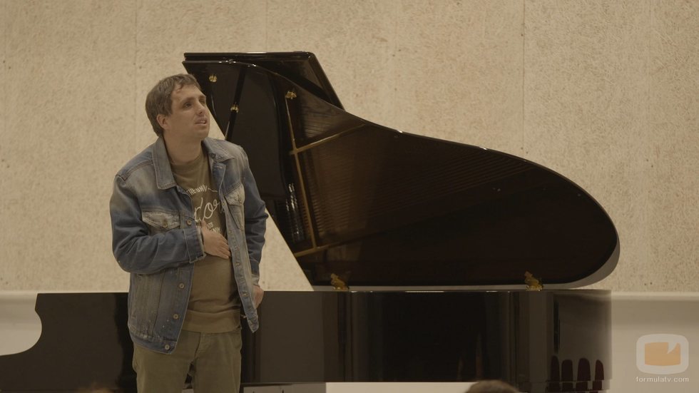 Eric, junto a un piano en 'Auténticos'