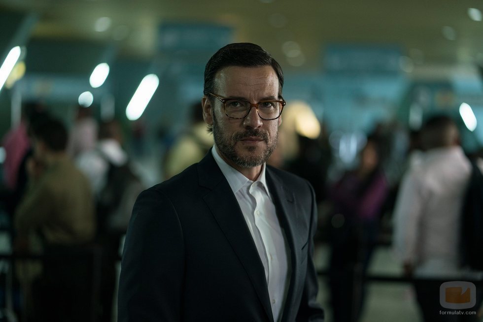 Antonio (Daniel Grao) minutos antes de ser detenido en el aeropuerto en 'Perdida'