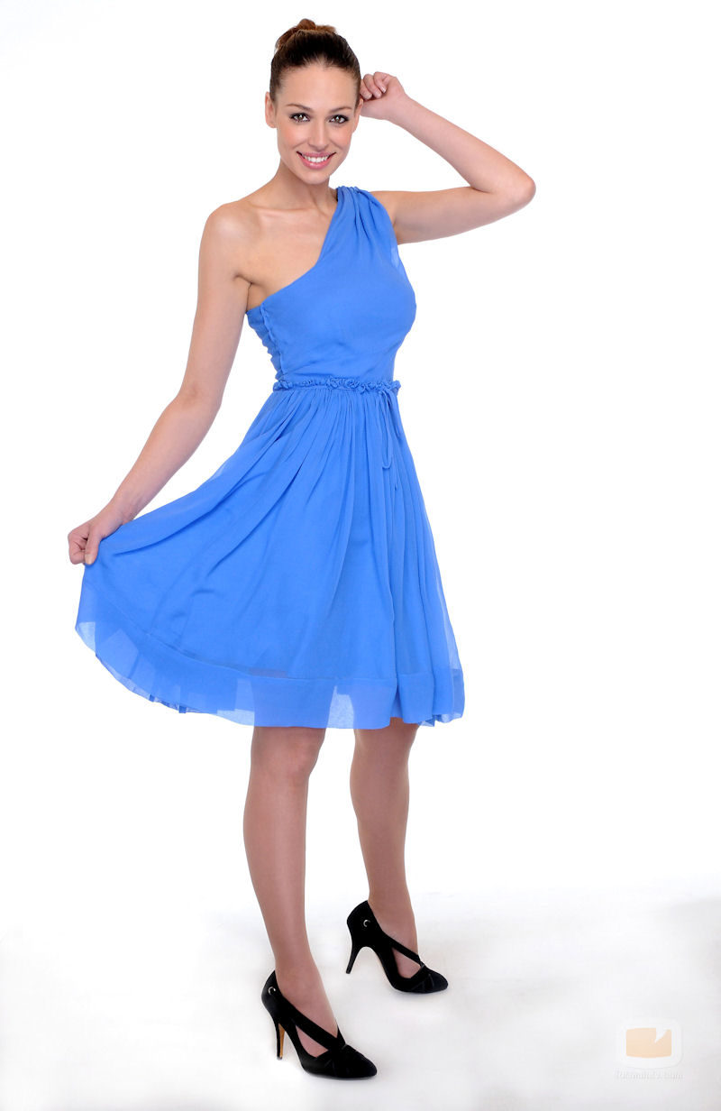 Eva González radiante con un vestido azul en 'El juego del Euromillón"