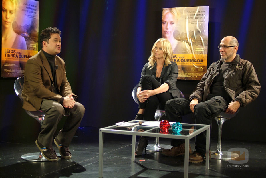 Charlize Theron visita 'Saturday Night Live'