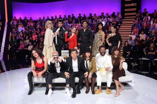 Manel Fuentes y los concursantes de 'Tu cara me suena 8' en la Gala 3