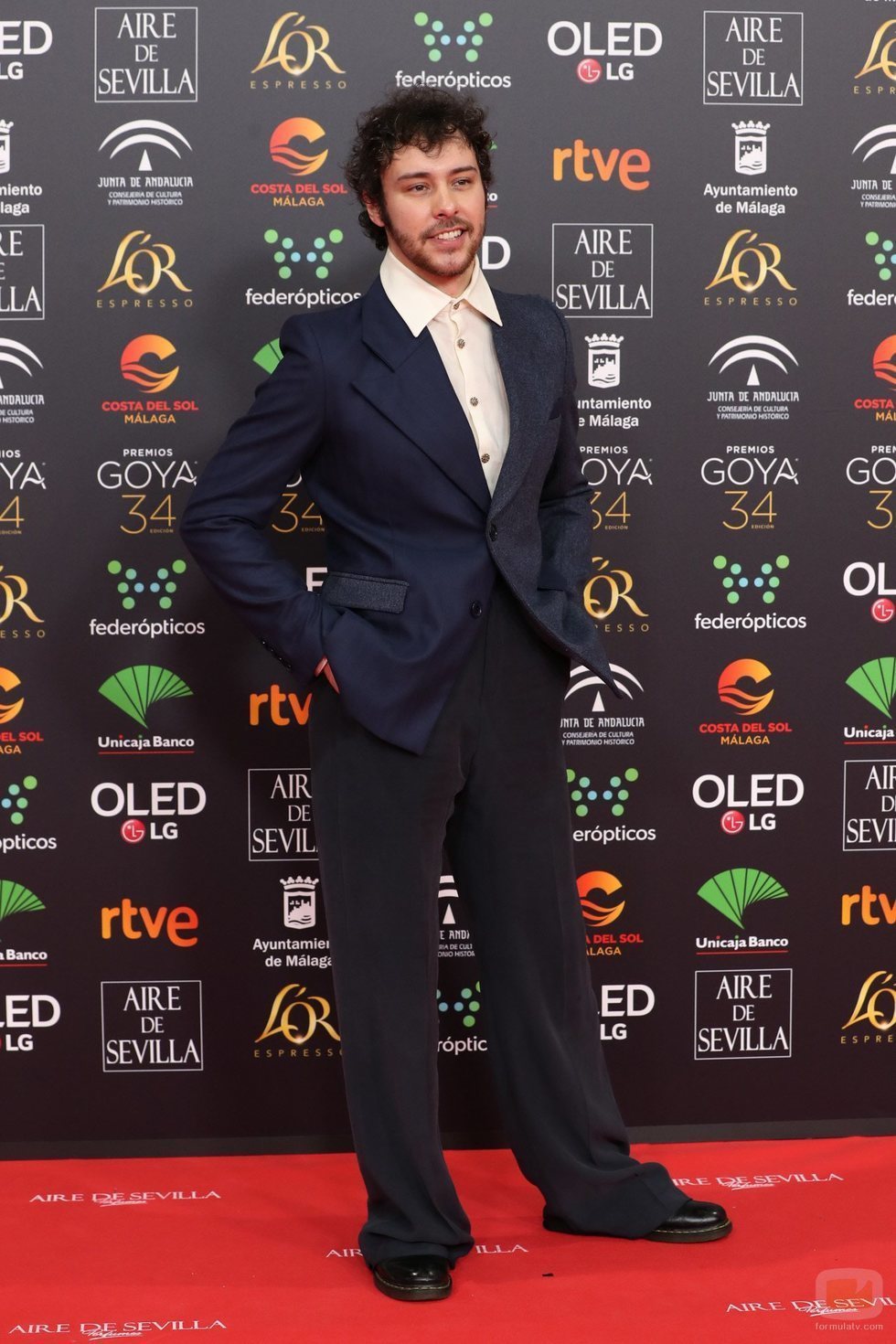 Álex de Lucas posa en la alfombra roja de los Premios Goya 2020
