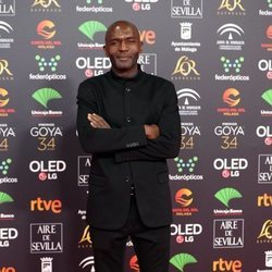 Emilio Buale posa en la alfombra roja de los Premios Goya 2020