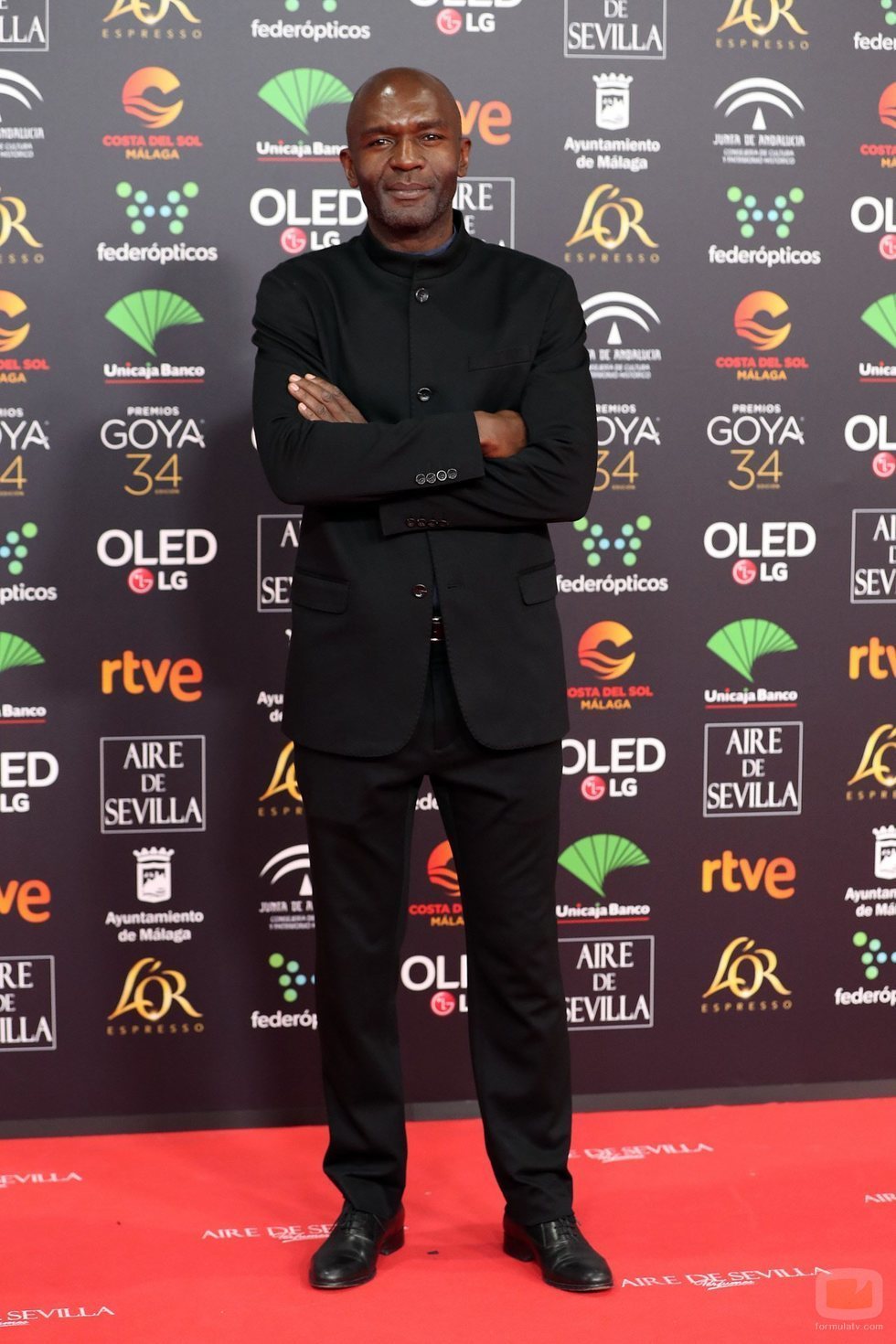 Emilio Buale posa en la alfombra roja de los Premios Goya 2020
