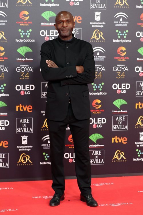 Emilio Buale posa en la alfombra roja de los Premios Goya 2020