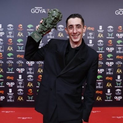 Enric Auquer con su Premio Goya 2020 a Mejor Actor Revelación