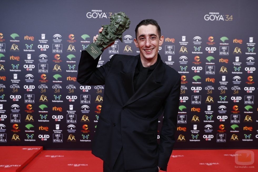 Enric Auquer con su Premio Goya 2020 a Mejor Actor Revelación