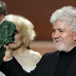 Pedro Almodóvar con su Premio Goya 2020 a Mejor Dirección