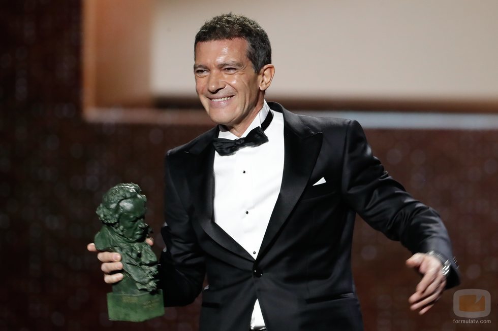 Antonio Banderas con su Premio Goya 2020 a Mejor Actor Protagonista