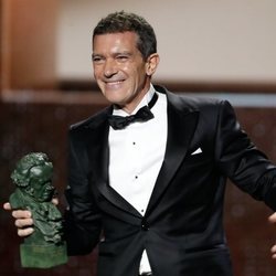 Antonio Banderas con su Premio Goya 2020 a Mejor Actor Protagonista
