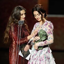 Ángela Molina y Penélope Cruz junto al Premio Goya 2020 de Almodóvar
