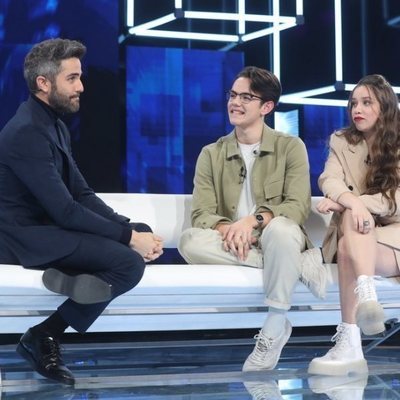 Roberto Leal junto a Flavio y Eva en la Gala 2 de 'OT 2020'