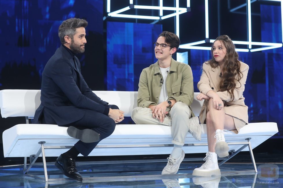 Roberto Leal junto a Flavio y Eva en la Gala 2 de 'OT 2020'