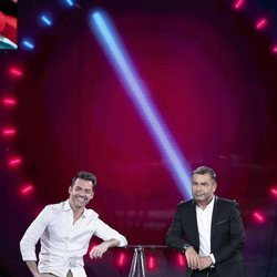 Hugo Castejón sonríe con Jorge Javier Vázquez en la Gala 3 de 'El tiempo del descuento'