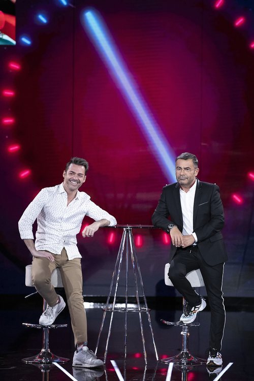 Hugo Castejón sonríe con Jorge Javier Vázquez en la Gala 3 de 'El tiempo del descuento'