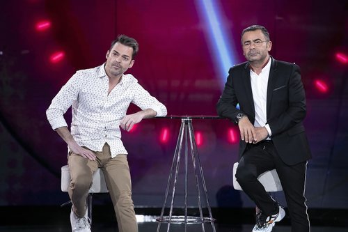 Hugo Castejón y Jorge Javier Vázquez, serios en la Gala 3 de 'El tiempo del descuento'