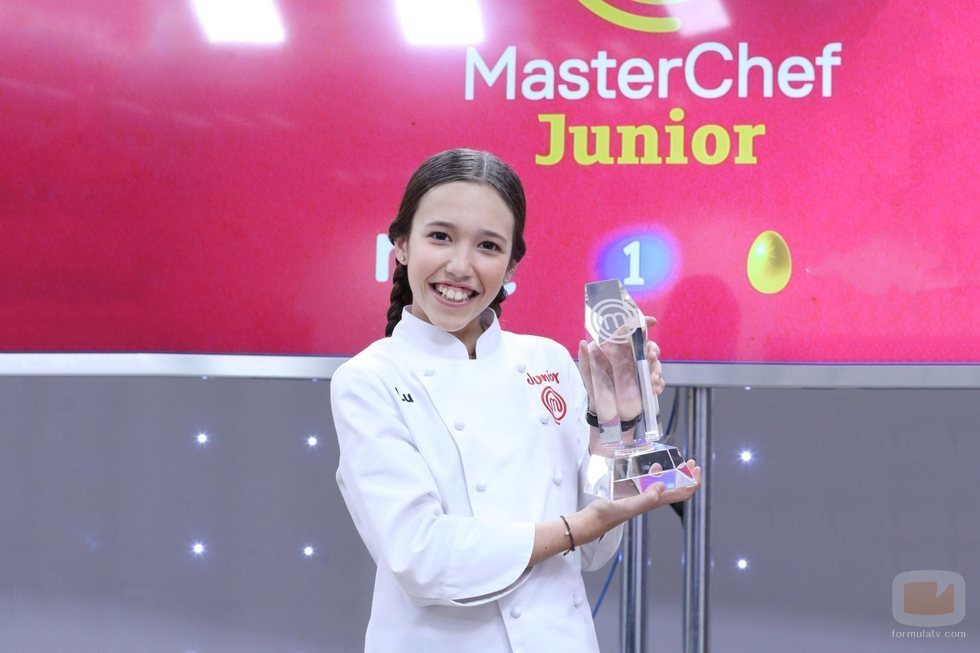 La ganadora Lu posa con el trofeo de 'MasterChef Junior 7'
