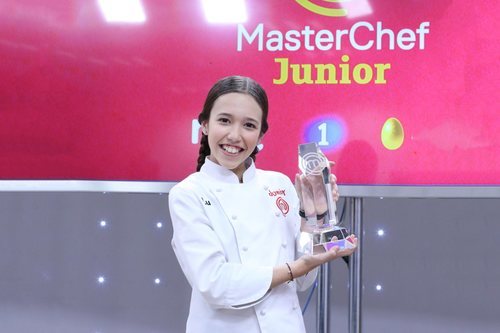 La ganadora Lu posa con el trofeo de 'MasterChef Junior 7'