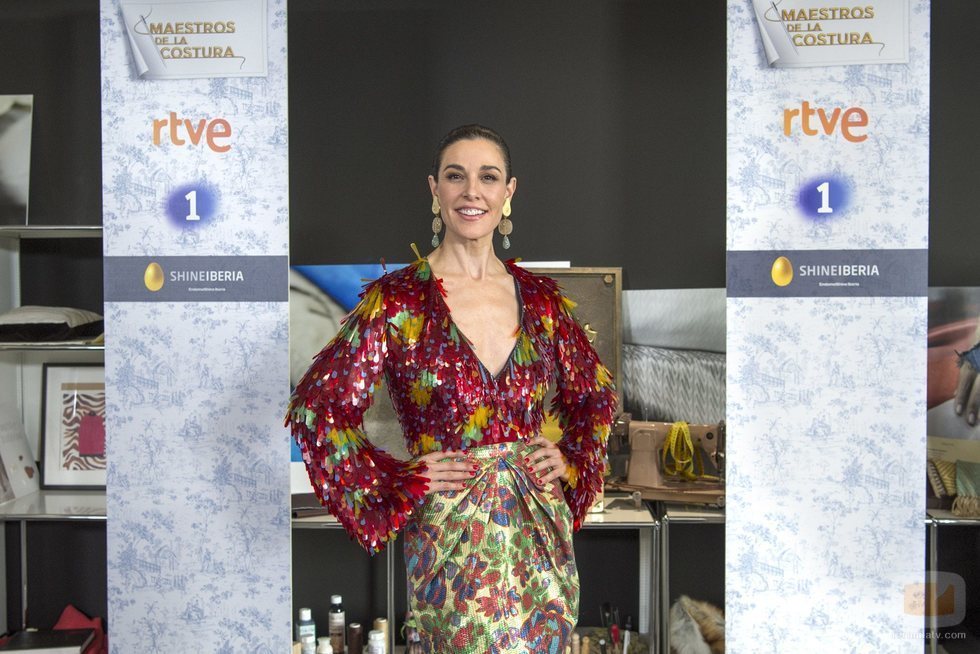 Raquel Sánchez Silva posa en la presentación de 'Maestros de la costura 3'
