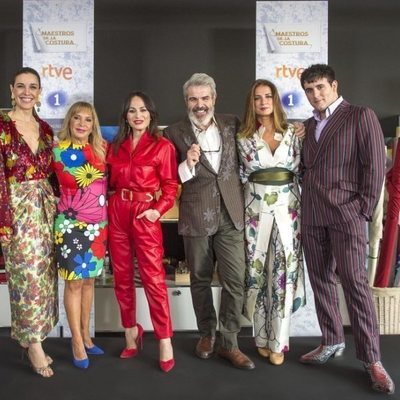 El equipo de 'Maestros de la costura 3' junto a Toñi Prieto y Macarena Rey