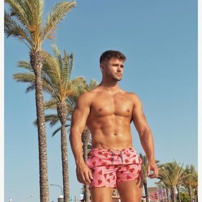 Ismael Nicolás ('La isla de las tentaciones') luce el torso desnudo en la playa