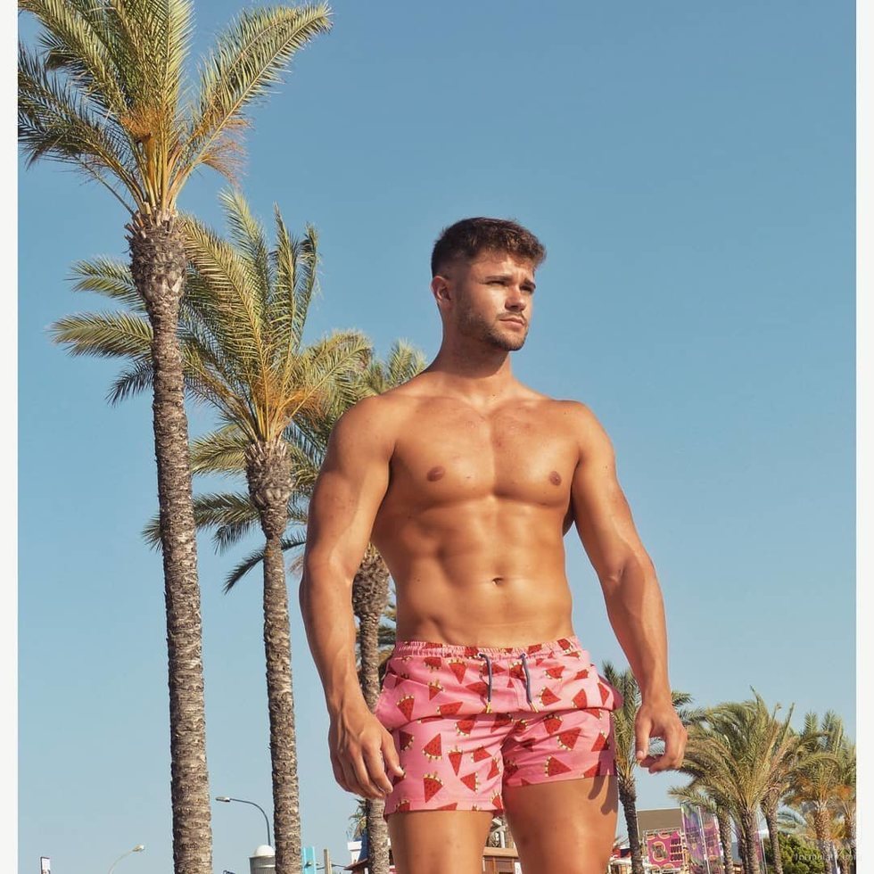 Ismael Nicolás ('La isla de las tentaciones') luce el torso desnudo en la playa