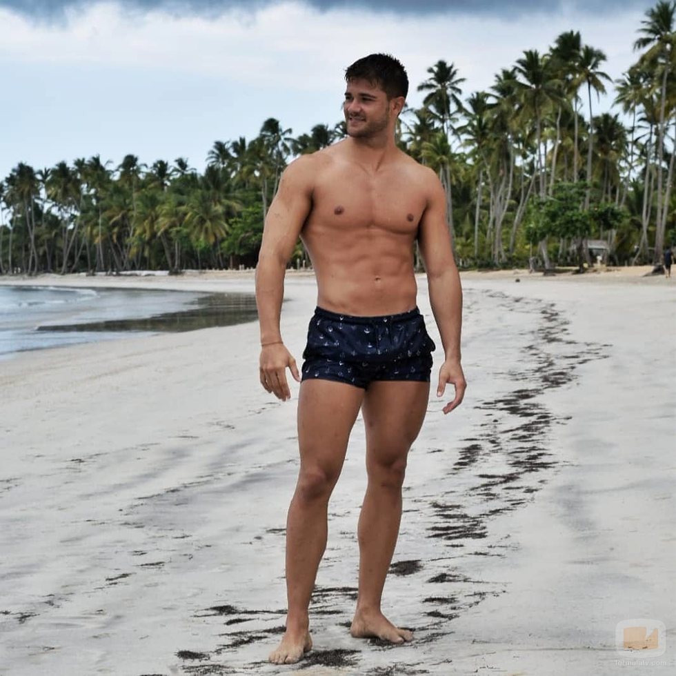 Ismael Nicolás ('La isla de las tentaciones') marca abdominales en la playa