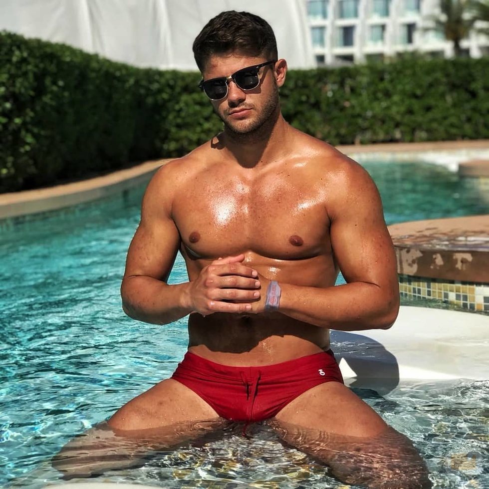  Ismael Nicolás ('La isla de las tentaciones'), muy sexy en la piscina