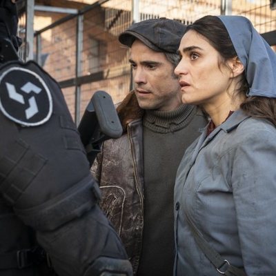 Hugo y Julia en el 1x02 de 'La valla'